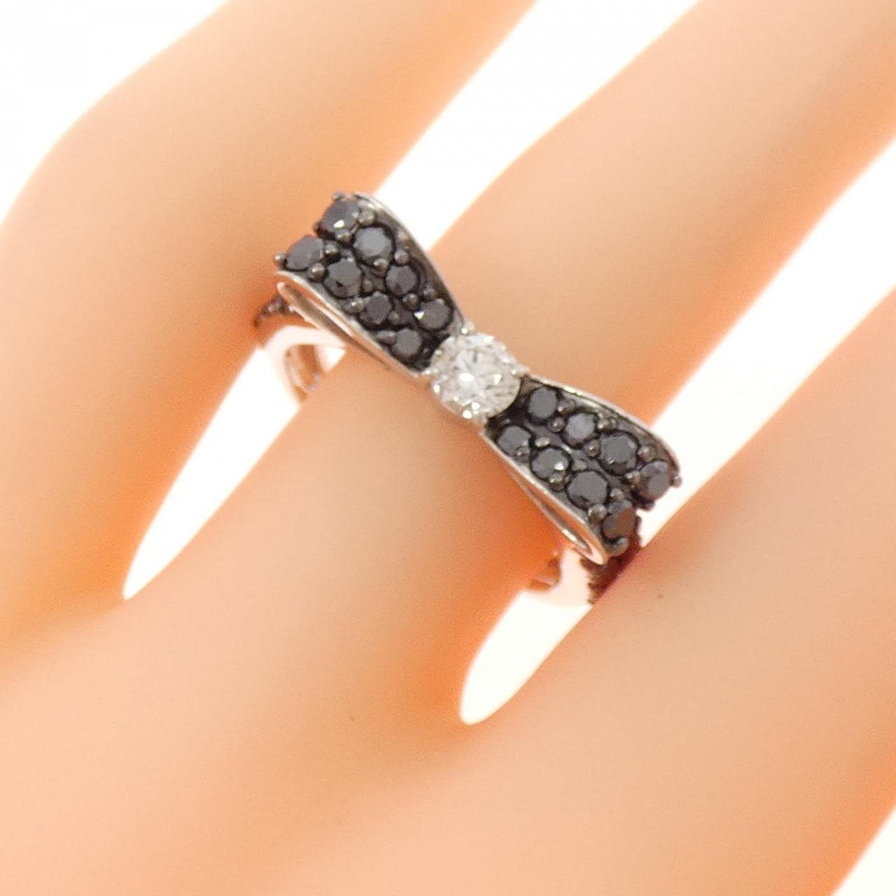 K18WG/K18BG リボン ダイヤモンド リング 0.23CT