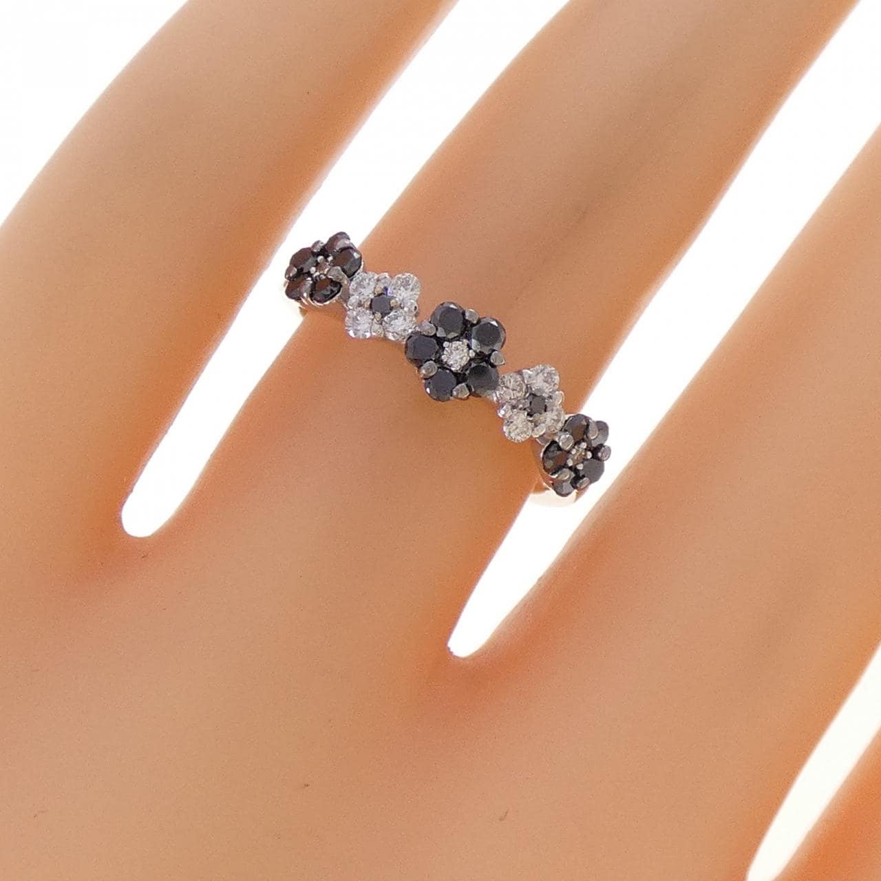 K18WG/K18BG フラワー ダイヤモンド リング 0.50CT