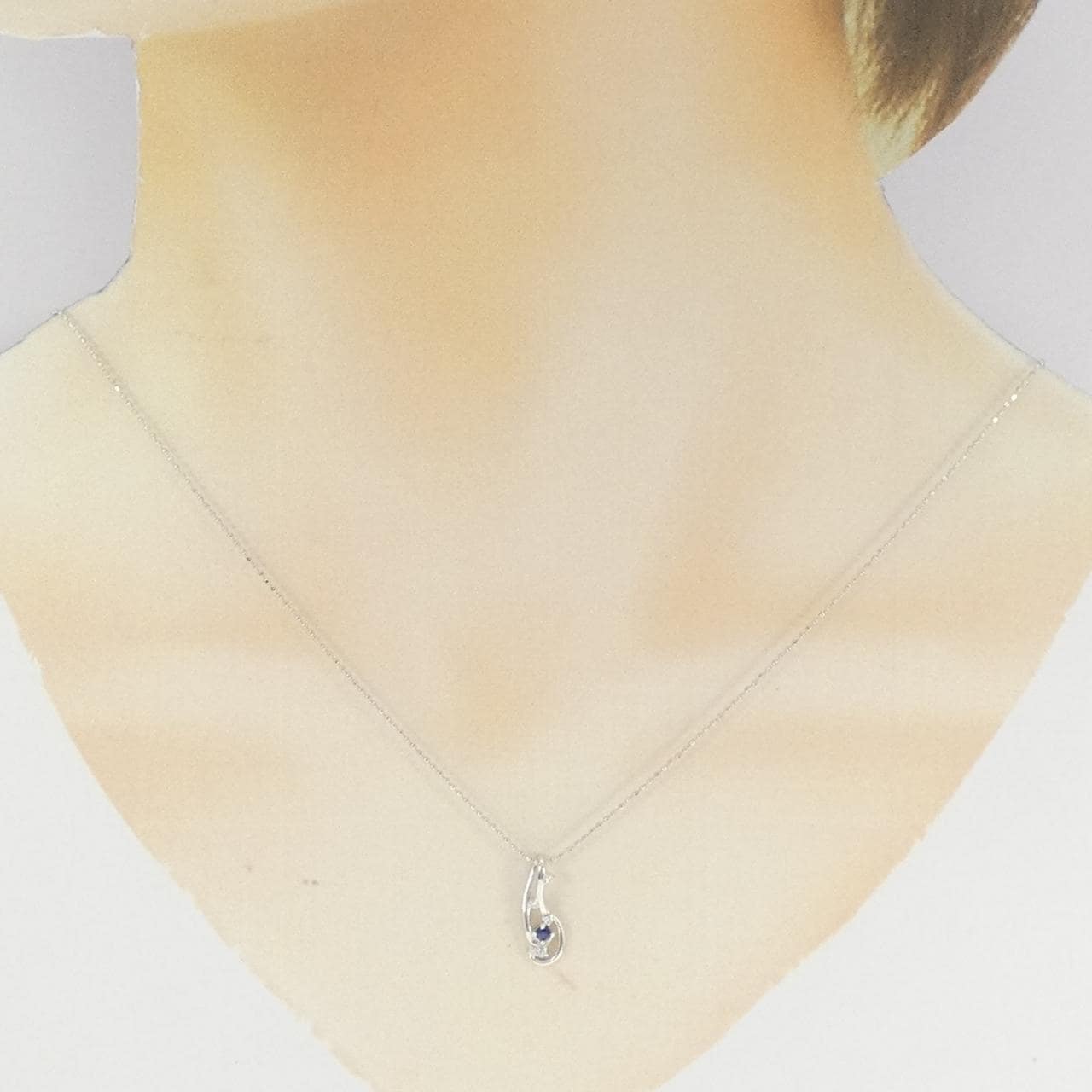 K18WG sapphire necklace