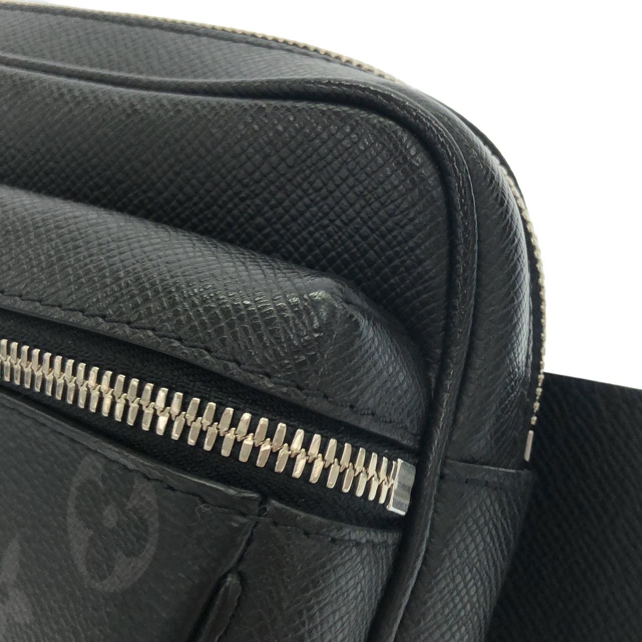 ルイヴィトン タイガ ラマ バムバッグ アウトドア M30245 ショルダーバッグ