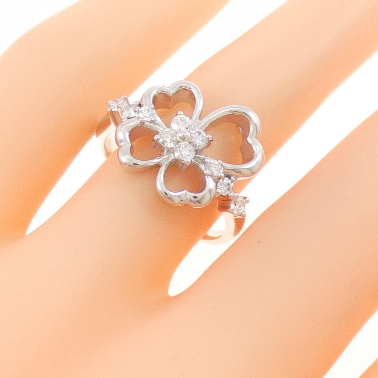 K18WG フラワー ダイヤモンド リング 0.30CT