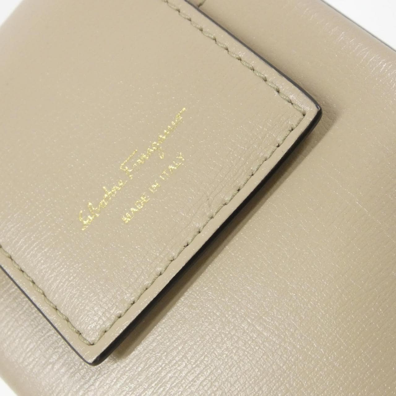 サルヴァトーレフェラガモ 22 0381 フォンケース