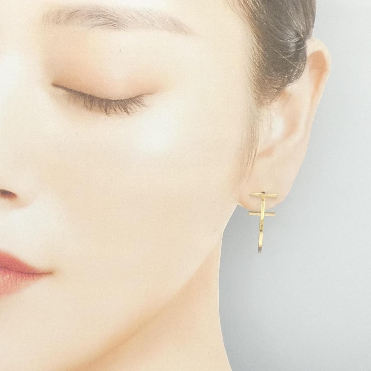 ティファニー Tワイヤー フープ ミディアム ピアス