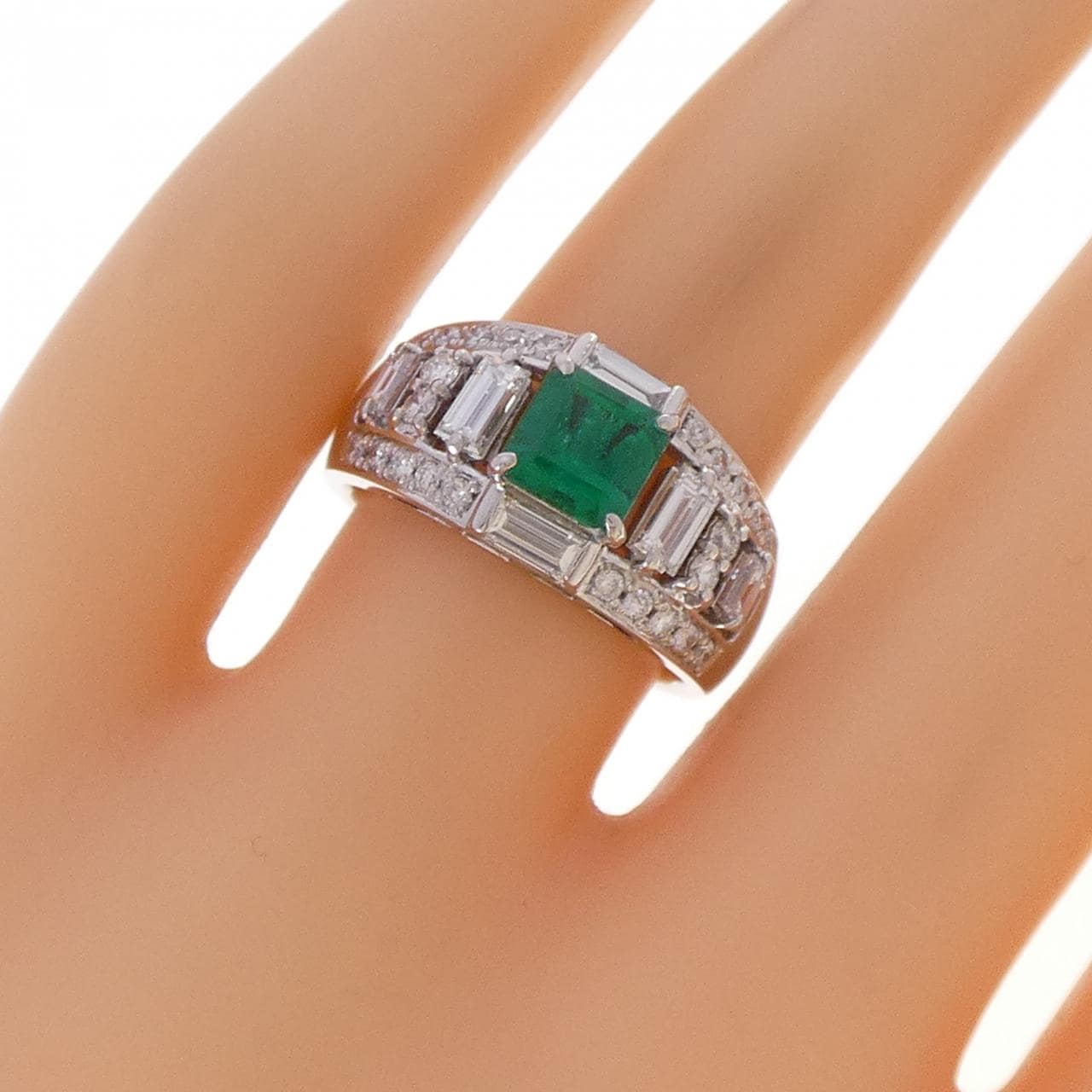 PT900 エメラルド リング 0.92CT