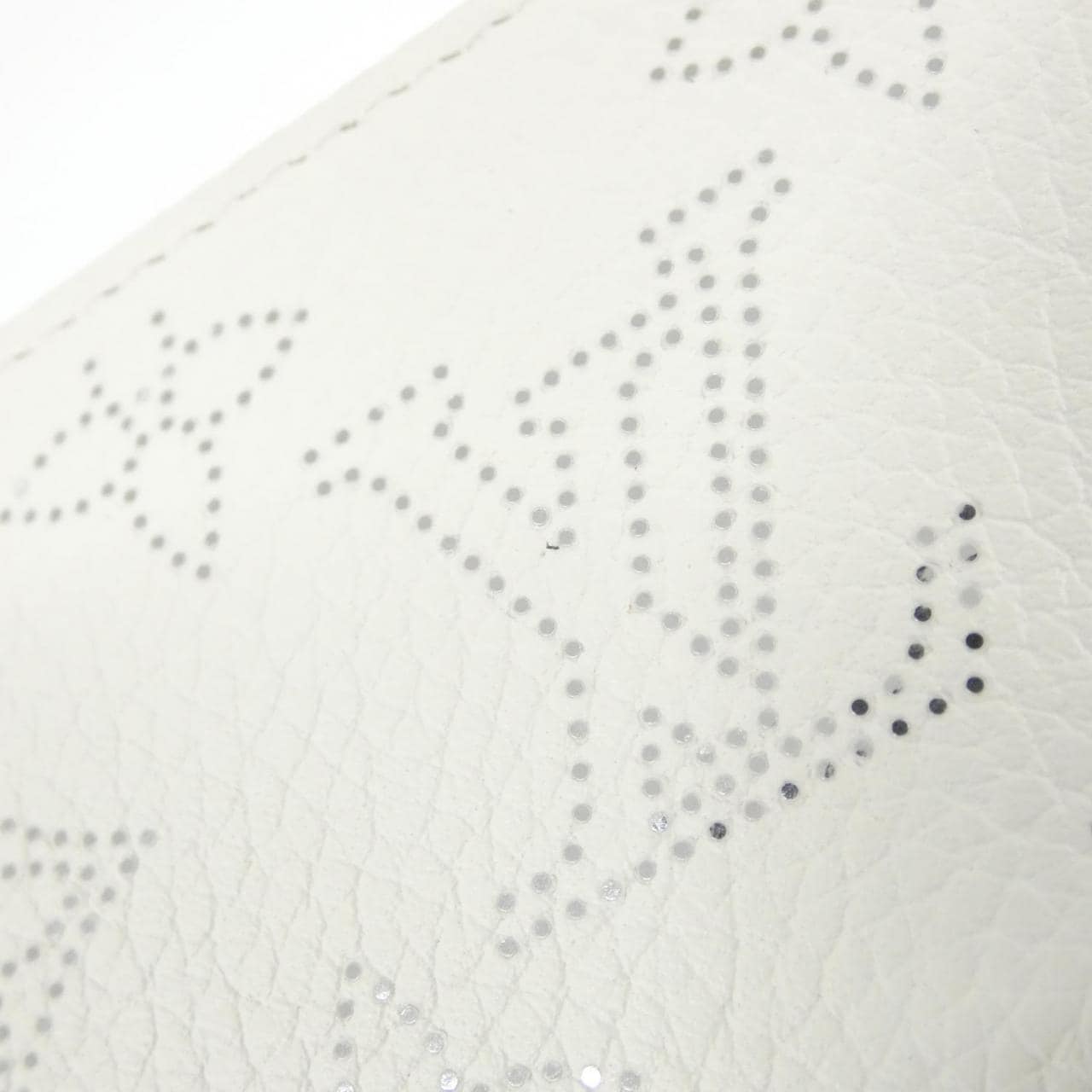 ルイヴィトン マヒナ ジッピー ウォレット M11366 財布