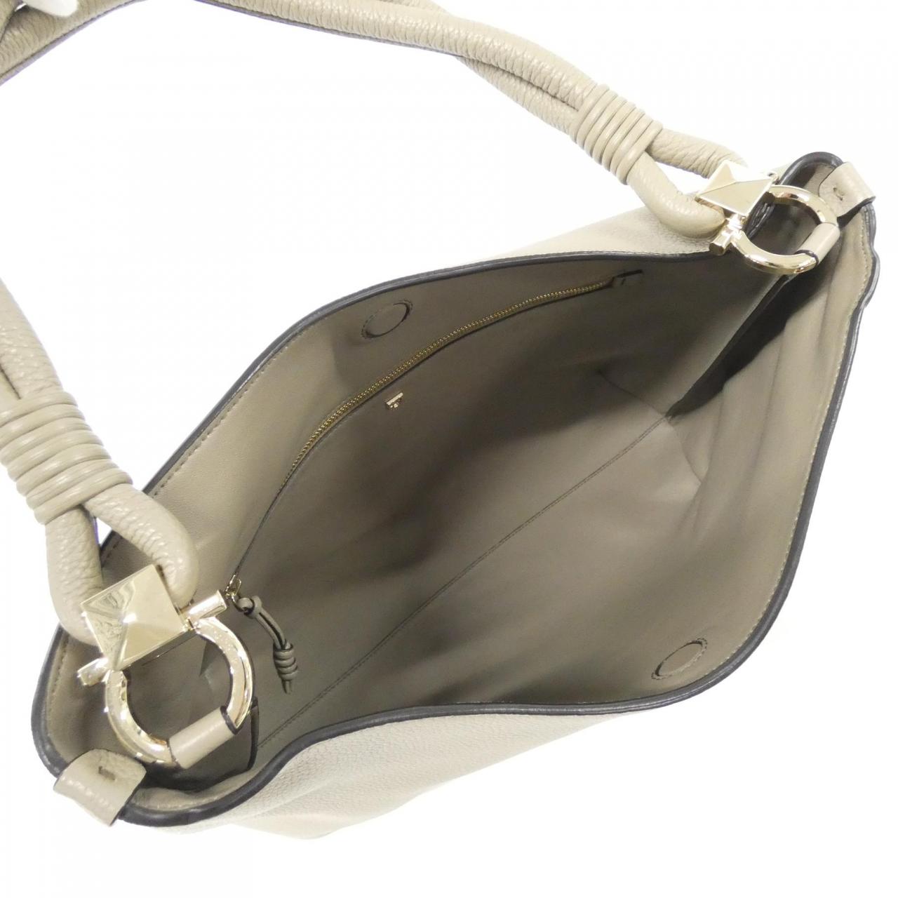 サルヴァトーレフェラガモ 21 I392 ショルダーバッグ