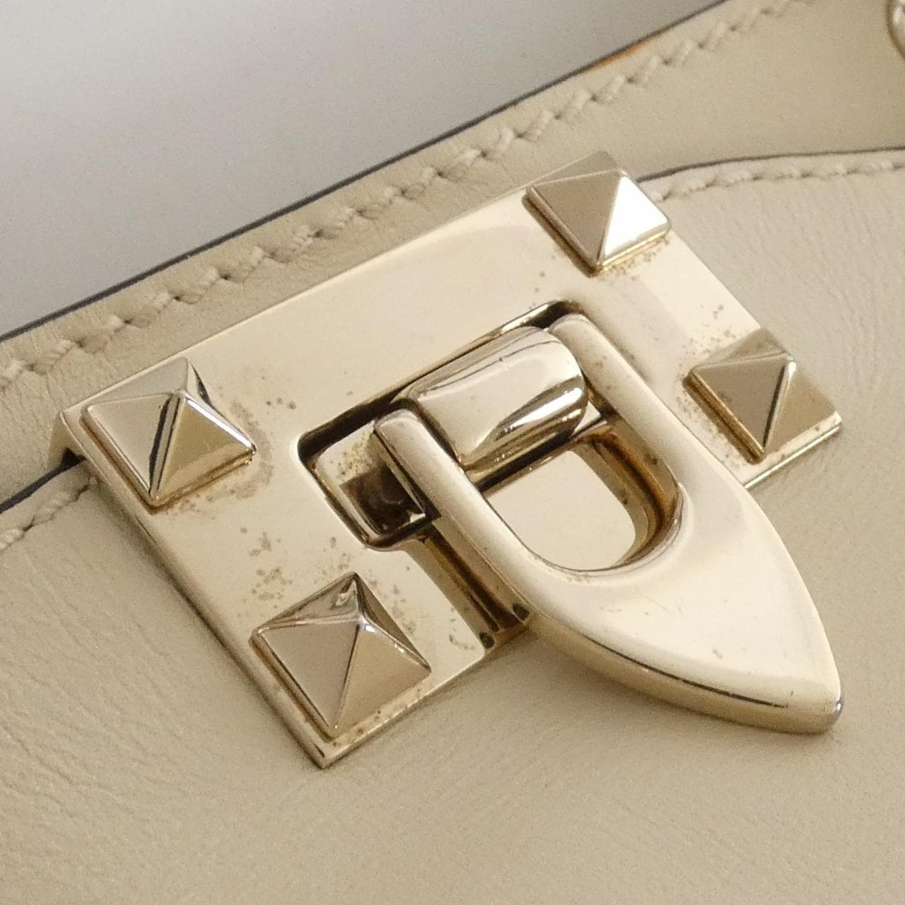 ヴァレンティノガラヴァーニ バッグ