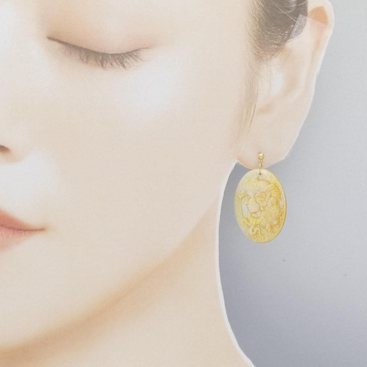 [BRAND NEW] K18YG mother of pearl earrings