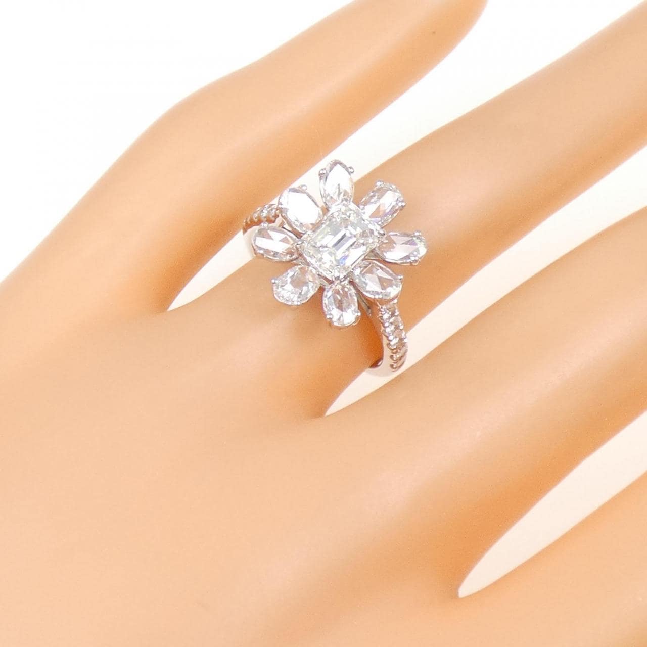 K18WG フラワー ダイヤモンド リング 1.02CT