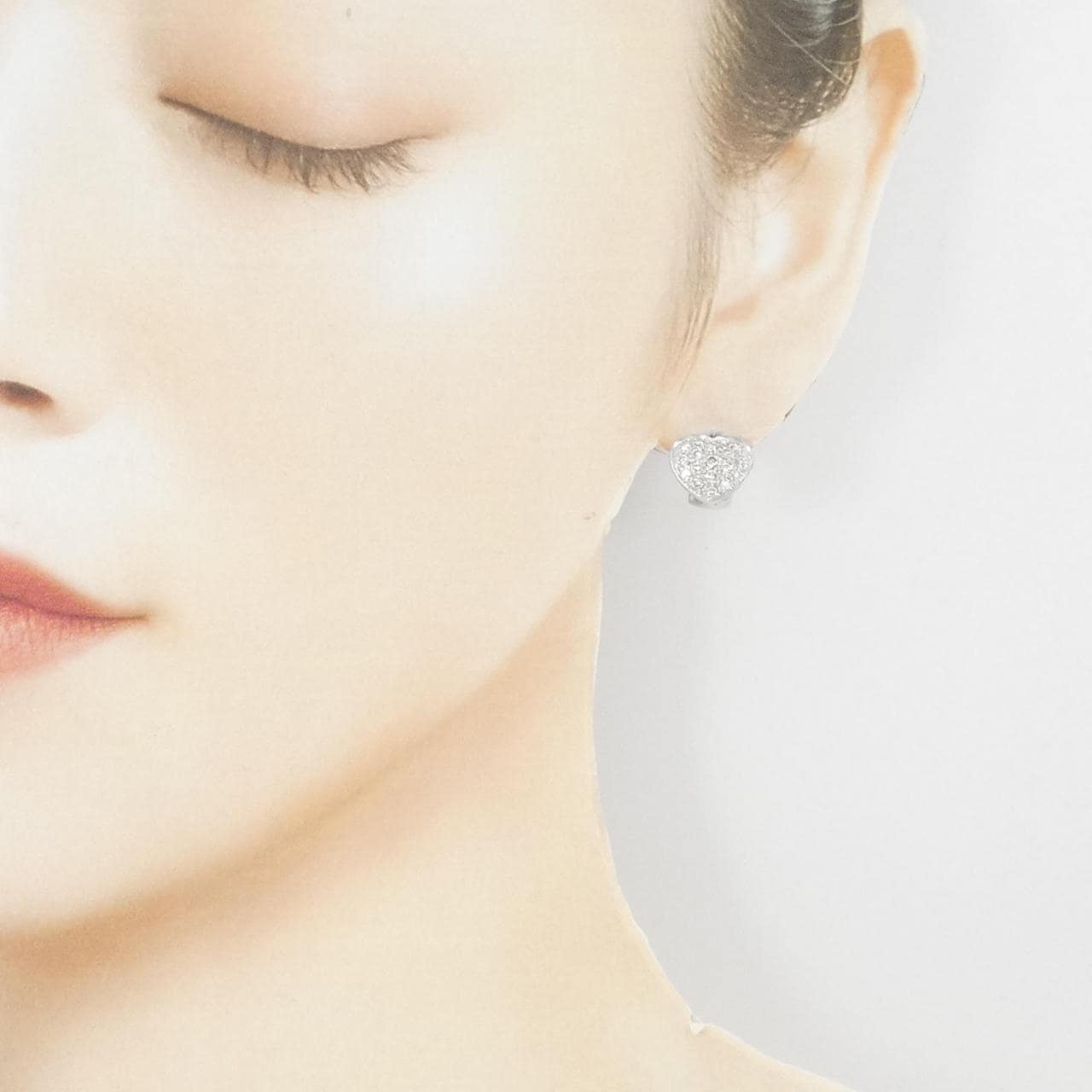 K18WG 心形密镶钻石耳环 0.69克拉