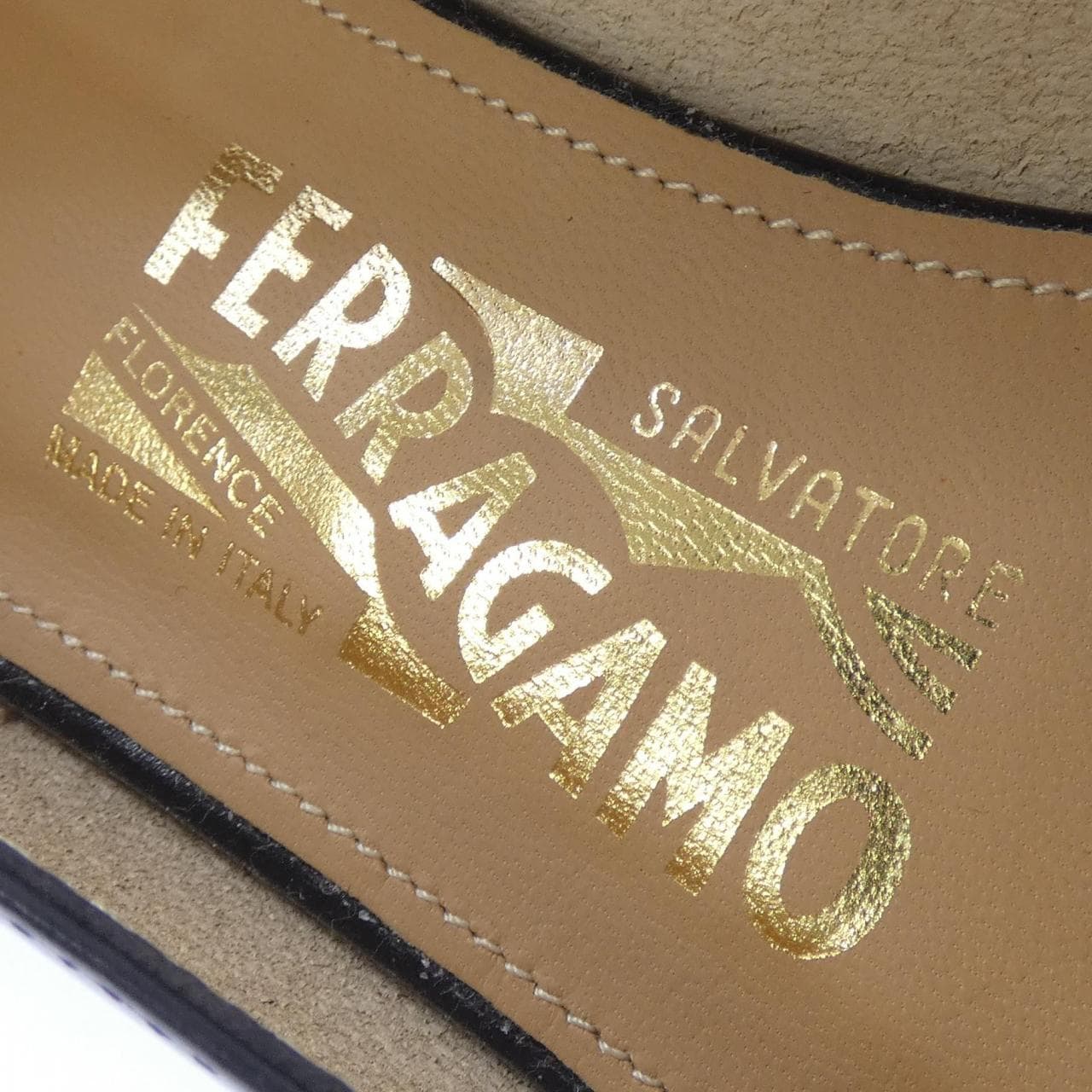 サルヴァトーレフェラガモ SALVATORE FERRAGAMO VARINA フラットシューズ