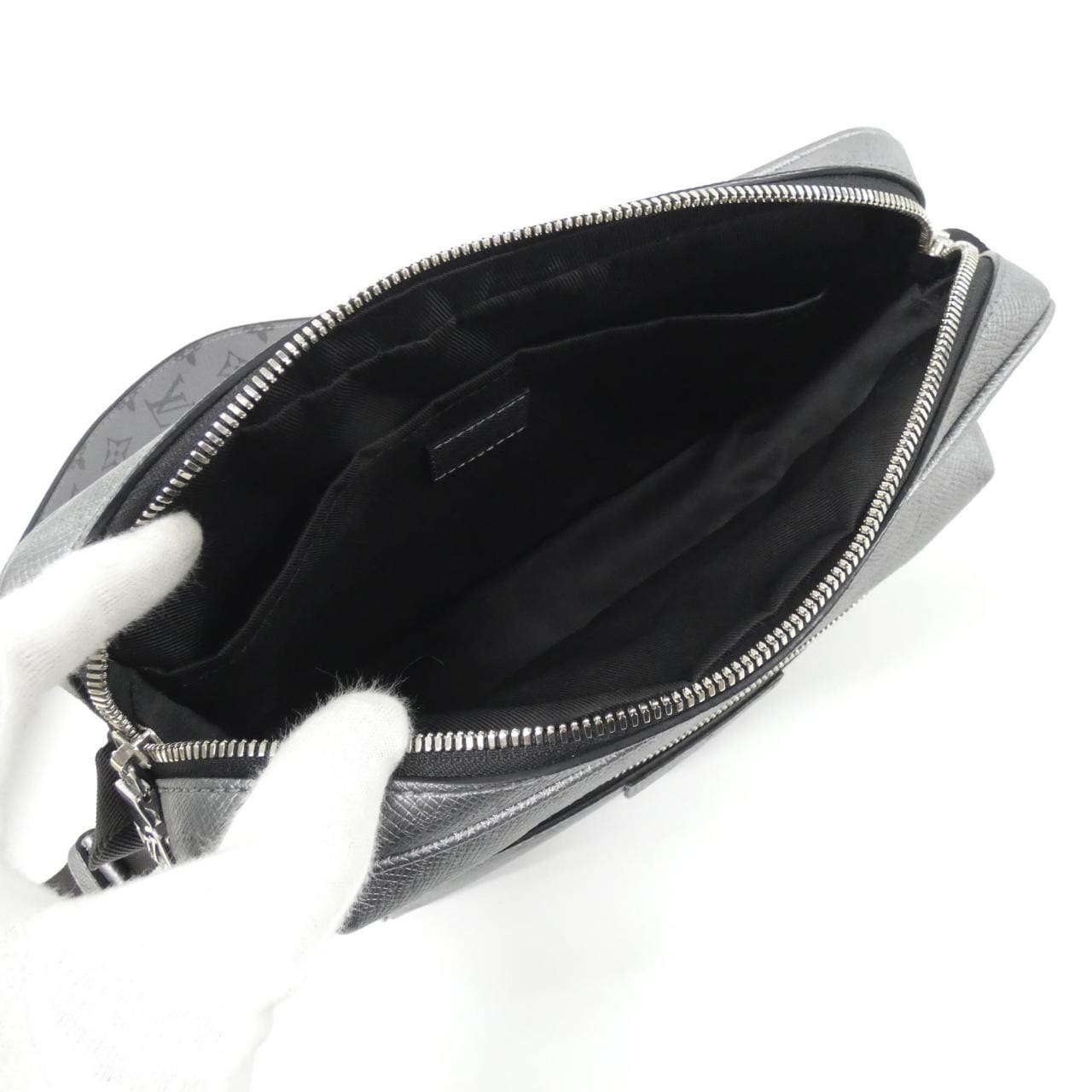 ルイヴィトン タイガ ラマ アウトドア メッセンジャー M30830 ショルダーバッグ