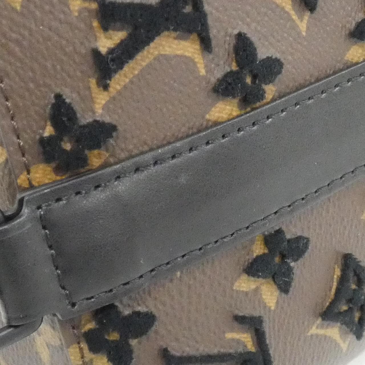 ルイヴィトン モノグラム タフタージュ トリアングル メッセンジャー M45070 ショルダーバッグ