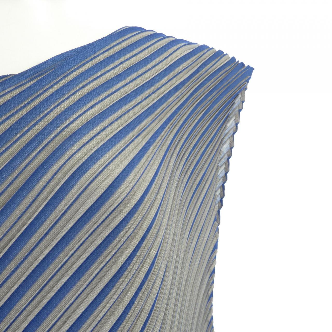 百褶PLEATS PLEASE上衣