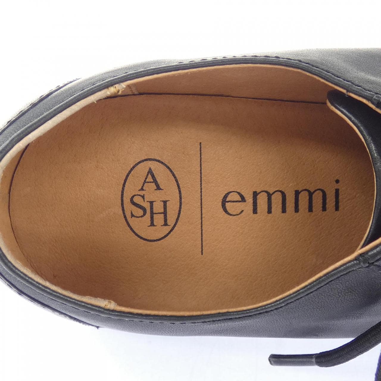 エミ emmi スニーカー