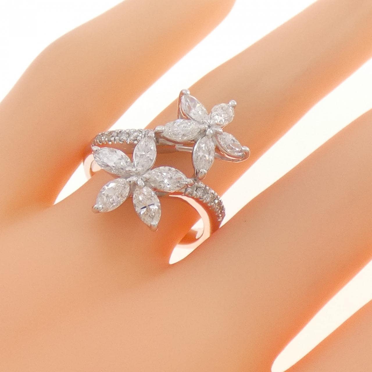 K18WG フラワー ダイヤモンド リング 1.89CT