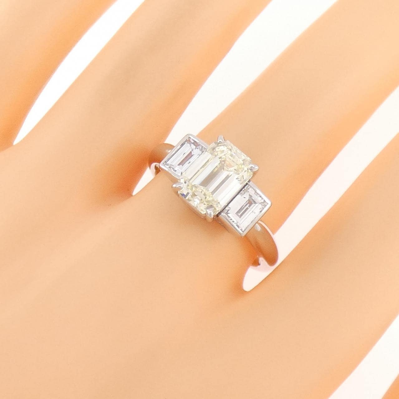 PT900 ダイヤモンド リング 2.053CT LY VS2 エメラルドカット