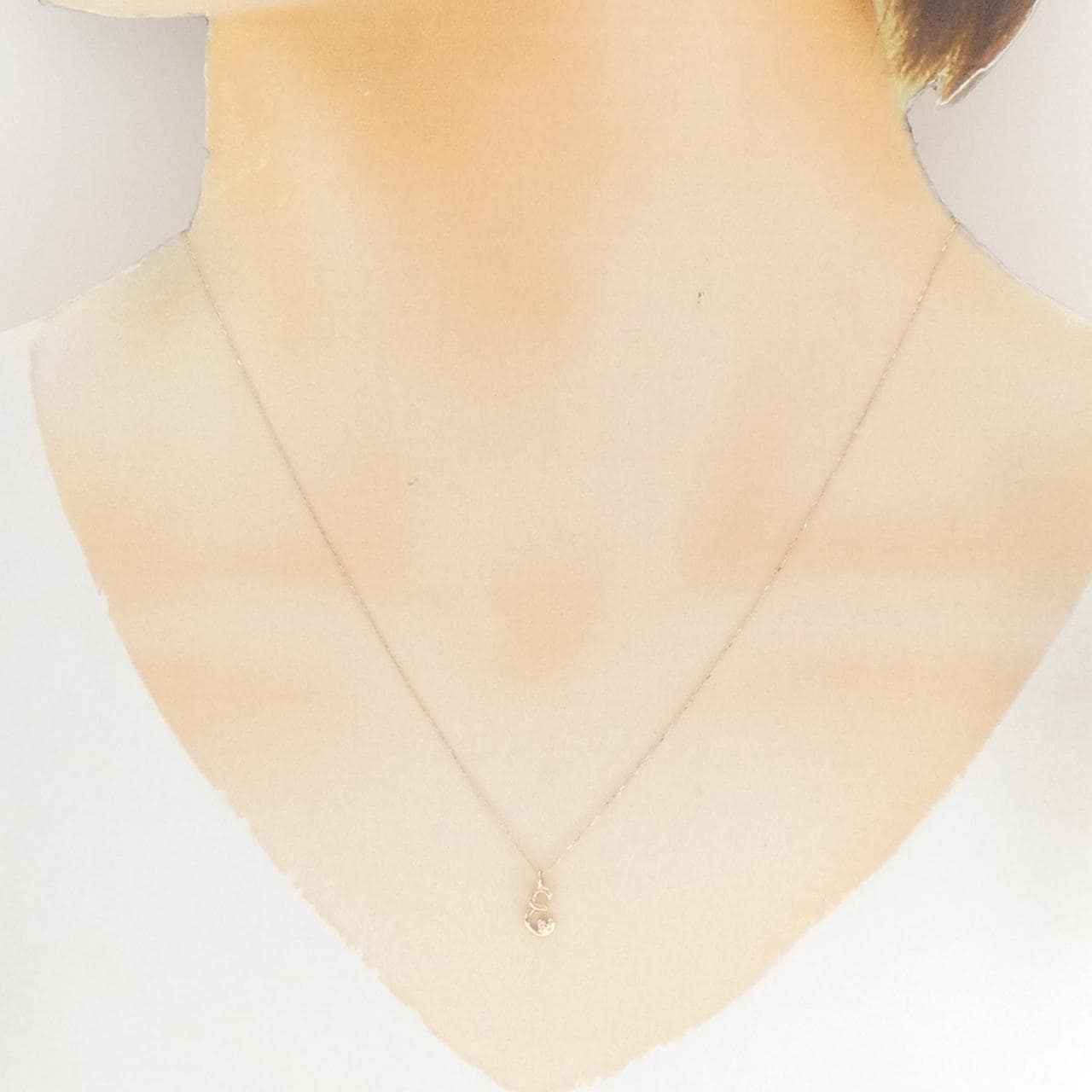 K10PG ダイヤモンド イニシャルE ネックレス 0.01CT