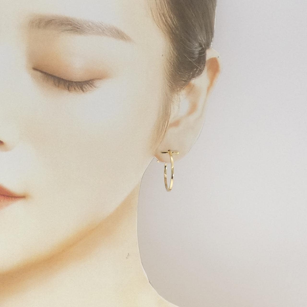 ティファニー Tワイヤー フープ ミディアム ピアス