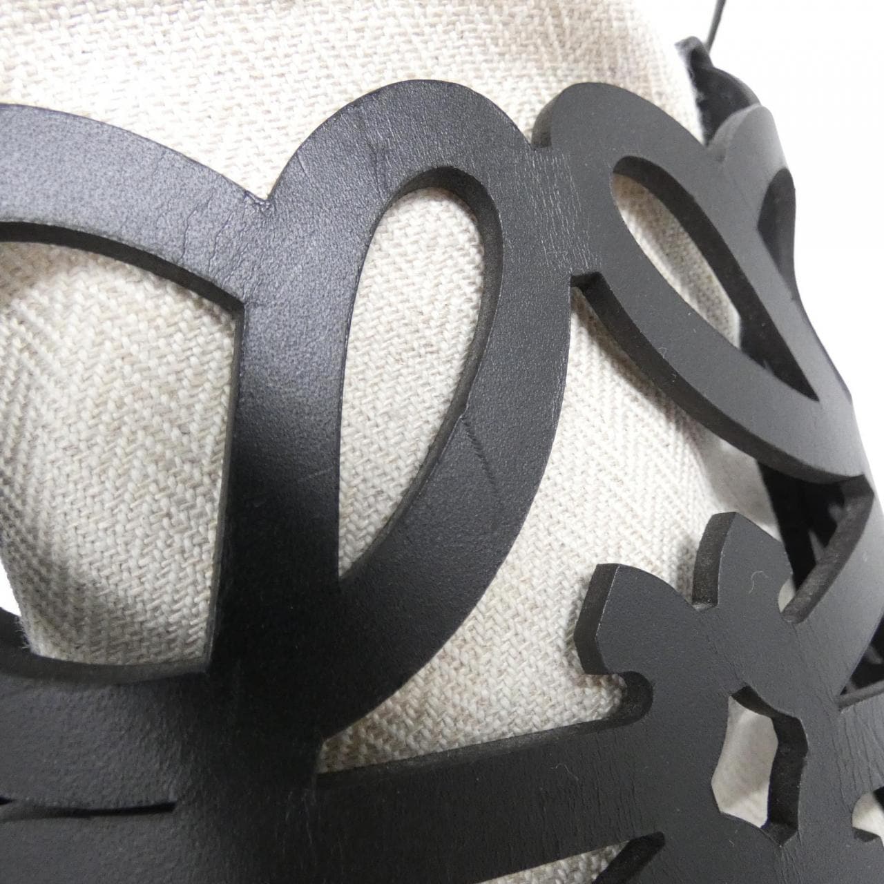 ロエベ アナグラム カット アウト ポケット C922Y62X02 ショルダーバッグ