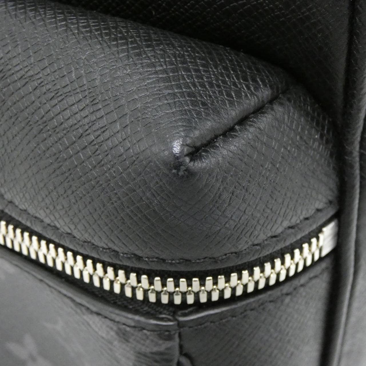 ルイヴィトン タイガ ラマ アウトドア メッセンジャー PM M30233 ショルダーバッグ