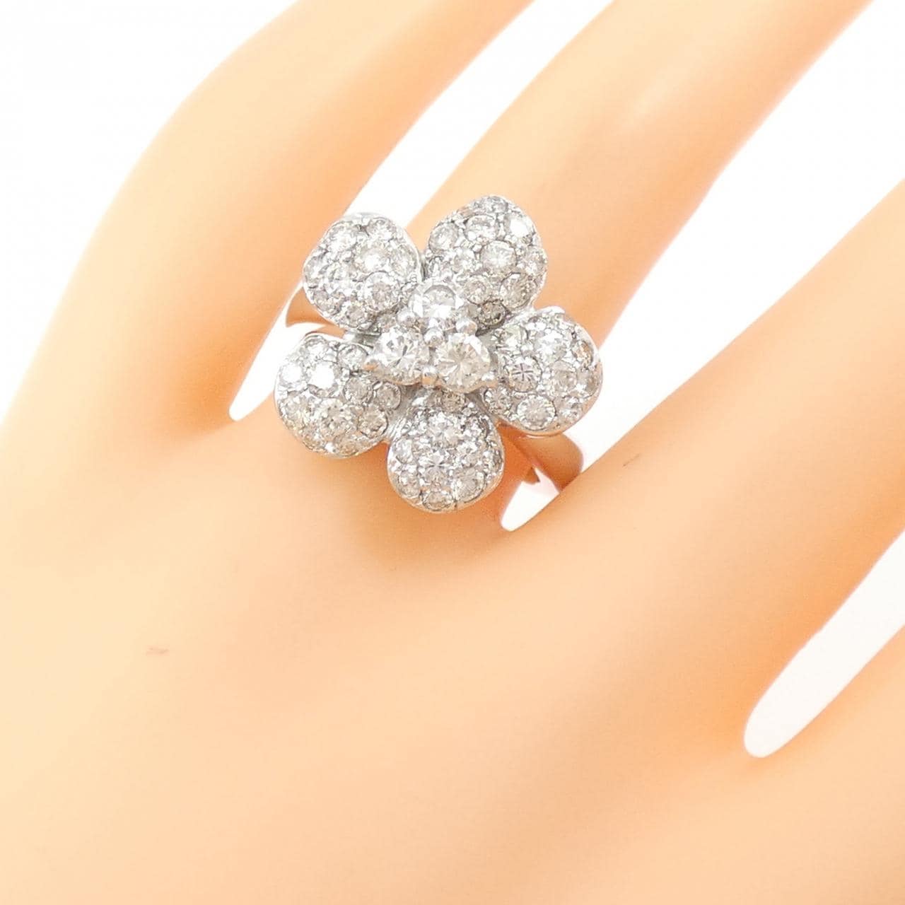 750WG花朵钻石戒指1.83 克拉
