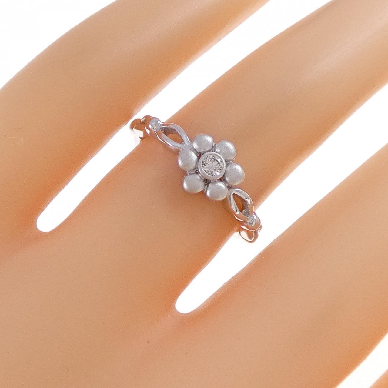 750WG フラワー ダイヤモンド リング