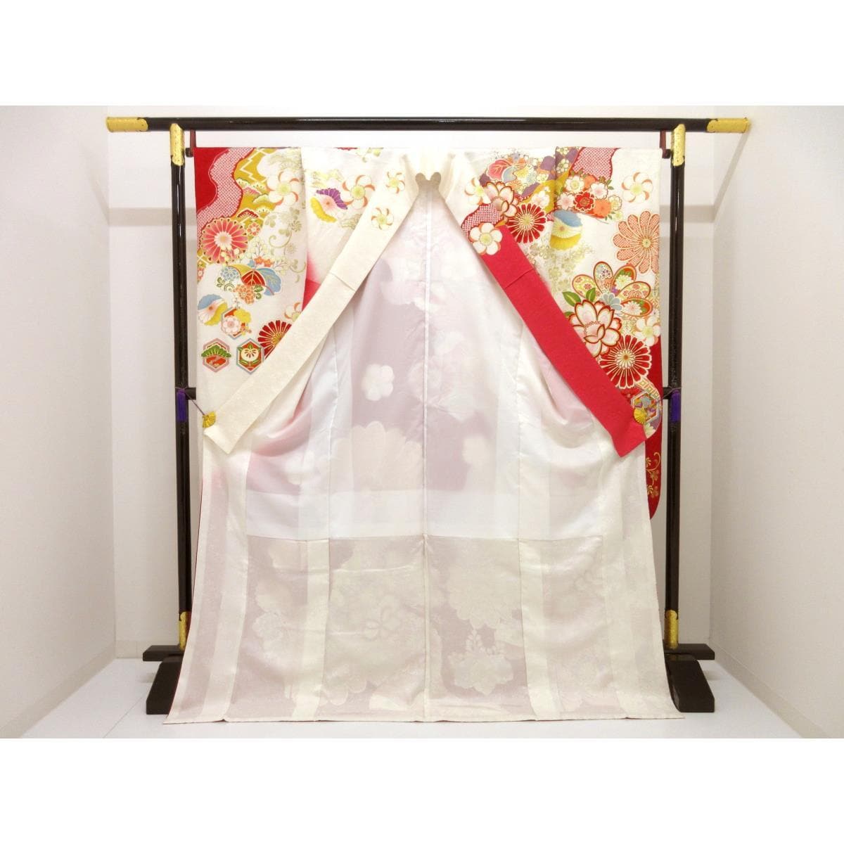 振袖　友禅金彩加工　刺繍入り