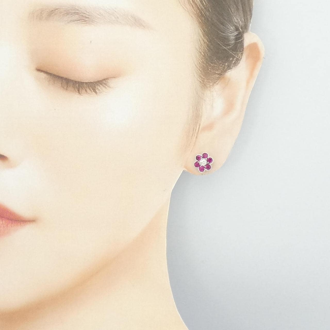 K18WG フラワー ルビー ピアス 0.53CT 片耳