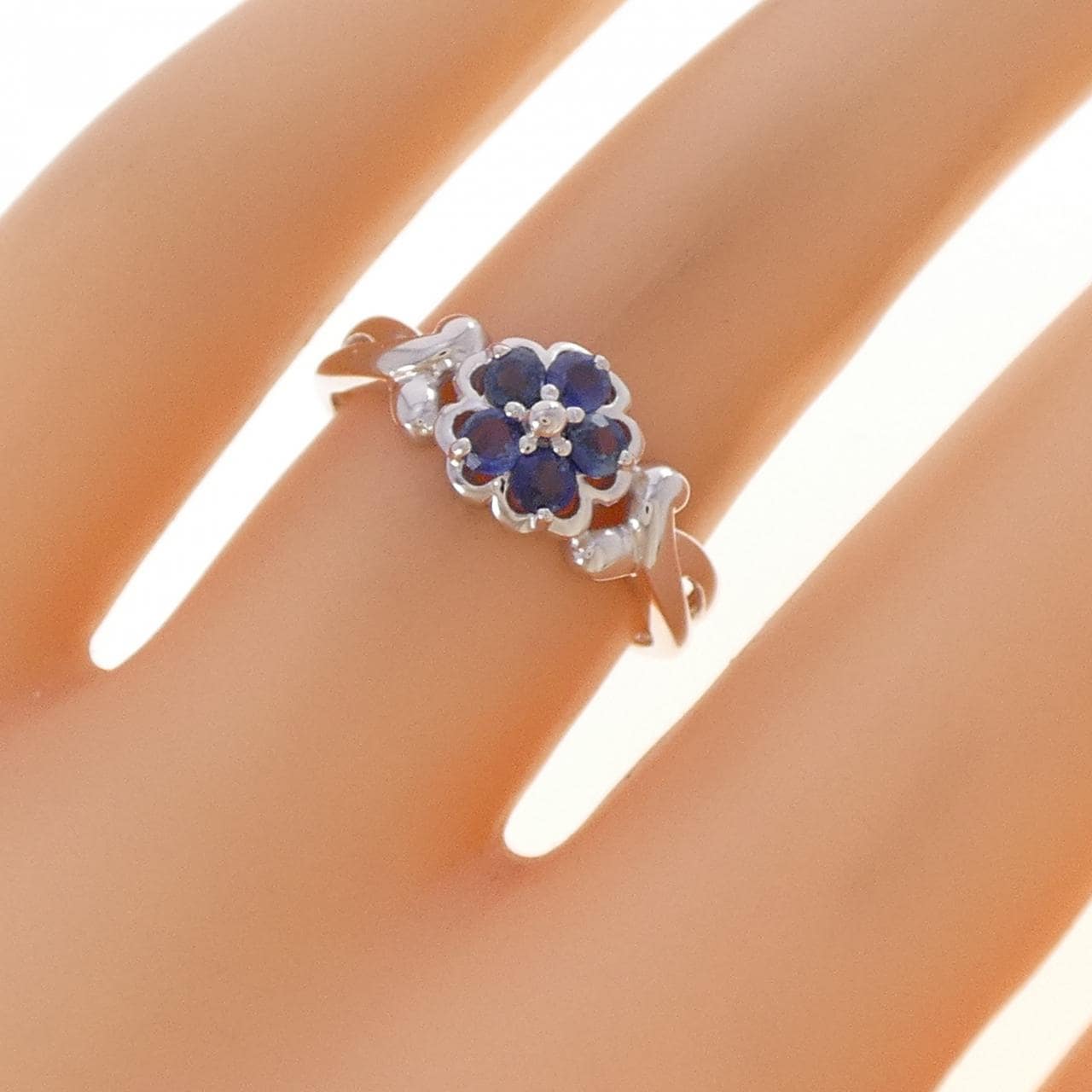 K18WG フラワー サファイヤ リング 0.45CT