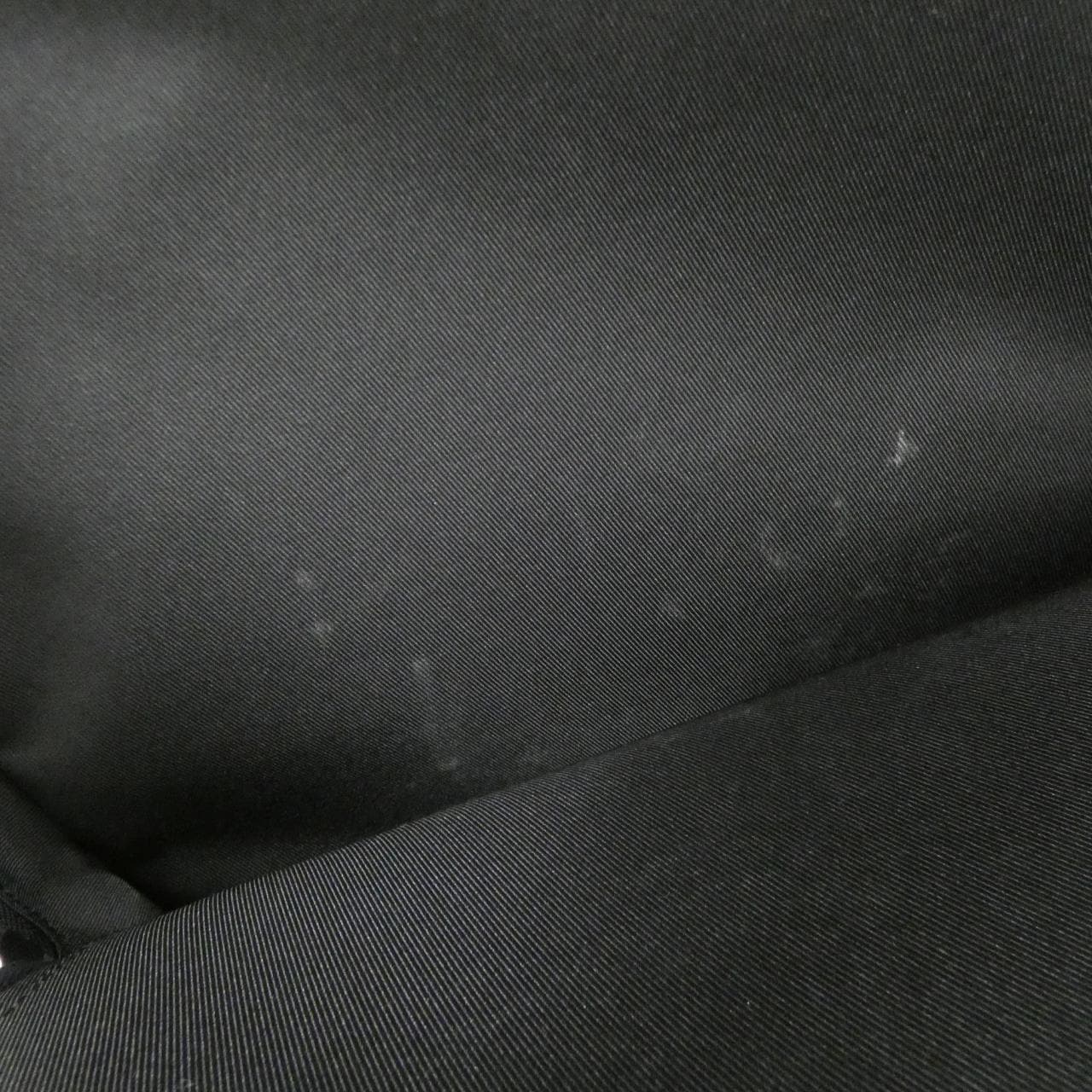 ルイヴィトン タイガ アヴェニュー スリングバッグ M30977 リュックサック