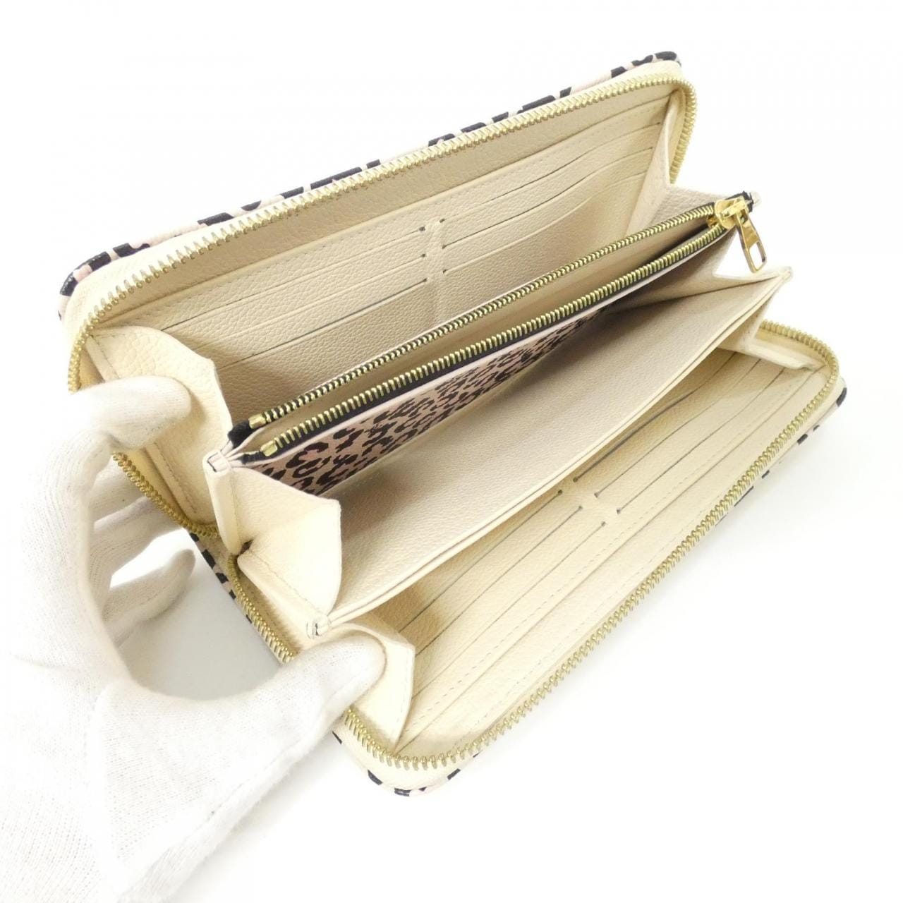 LOUIS VUITTON Monogram Empreinte (Wild at Zippy Wallet M80685)