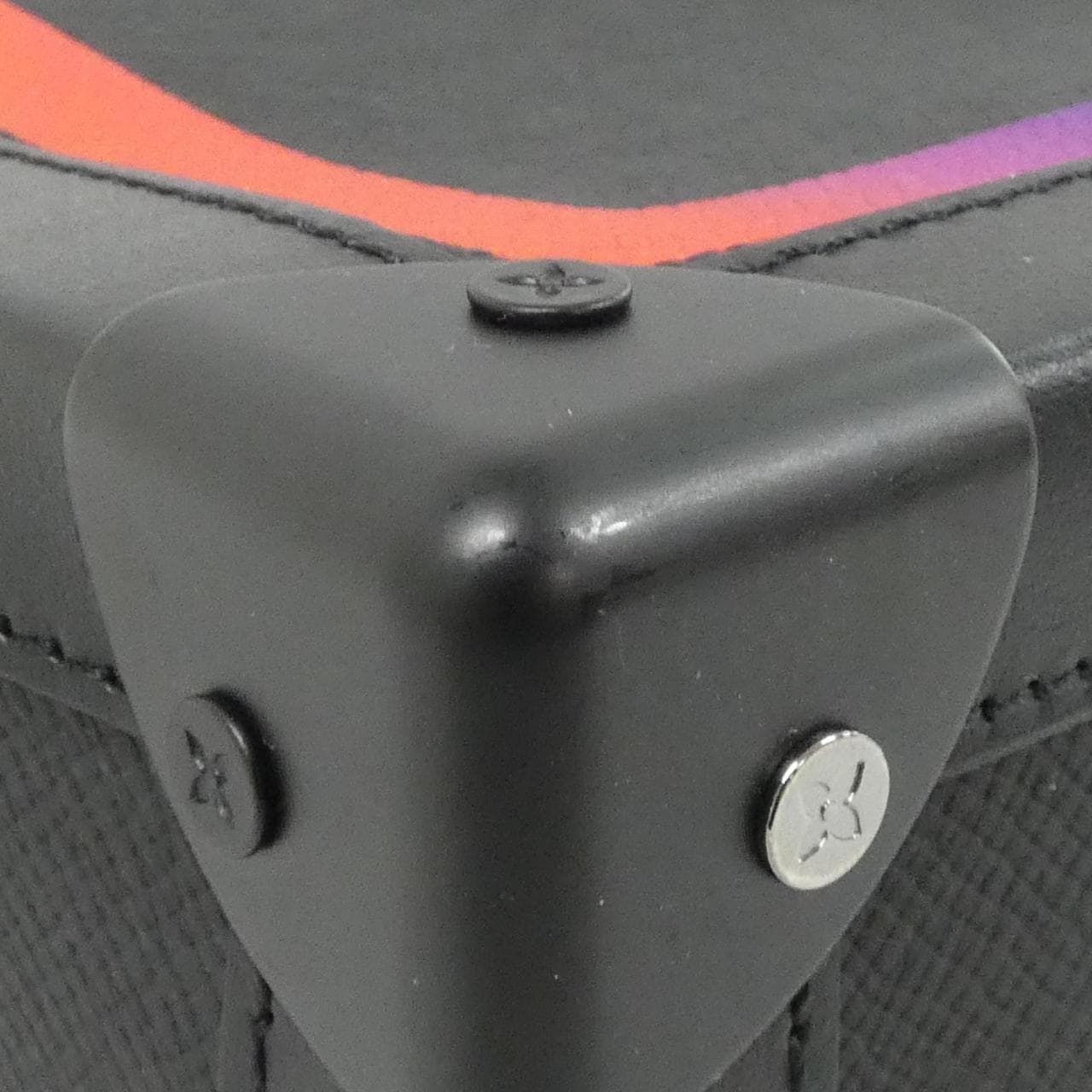 LOUIS VUITTON Taiga rainbow色 Soft Trunk M30341 單肩包