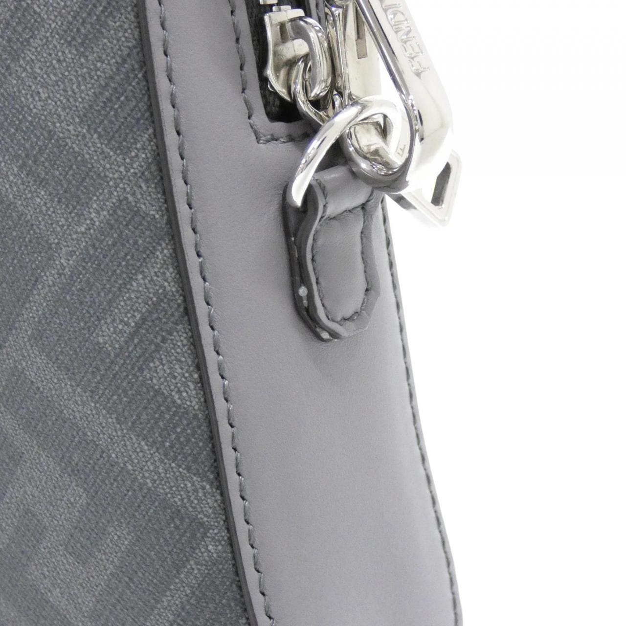 フェンディ CAMARA CASE 7M0286 AJF8 ショルダーバッグ