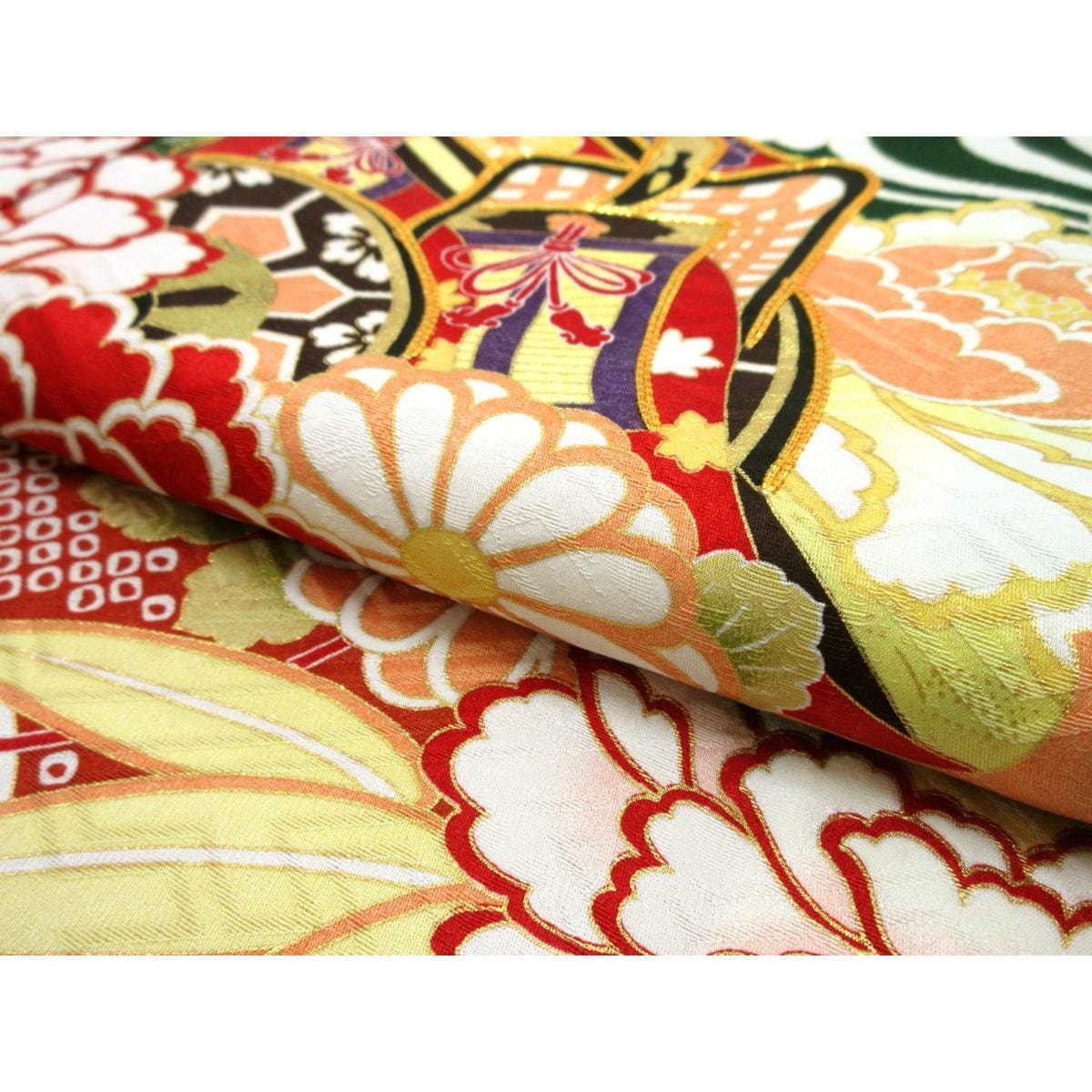 振袖　友禅金彩加工　刺繍入り