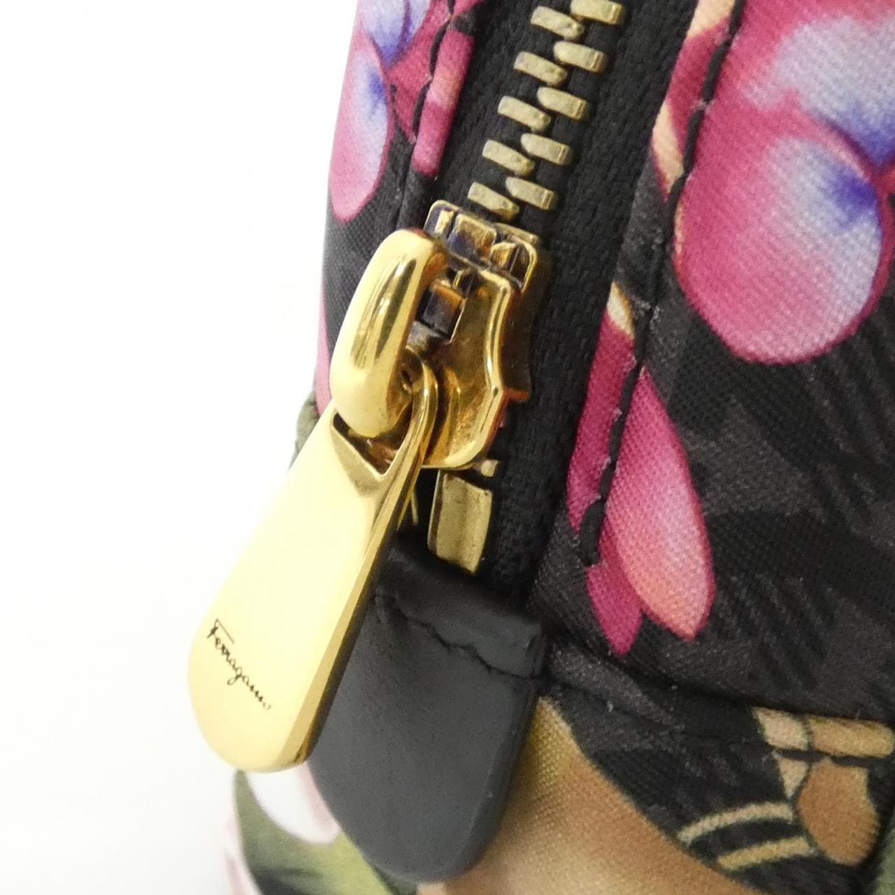 サルヴァトーレフェラガモ 22 0243 ポーチ