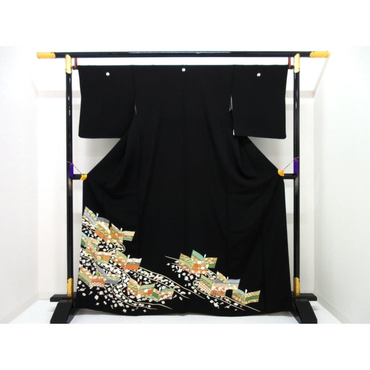 留袖　友禅金彩加工　刺繍入り　丸に抱沢潟
