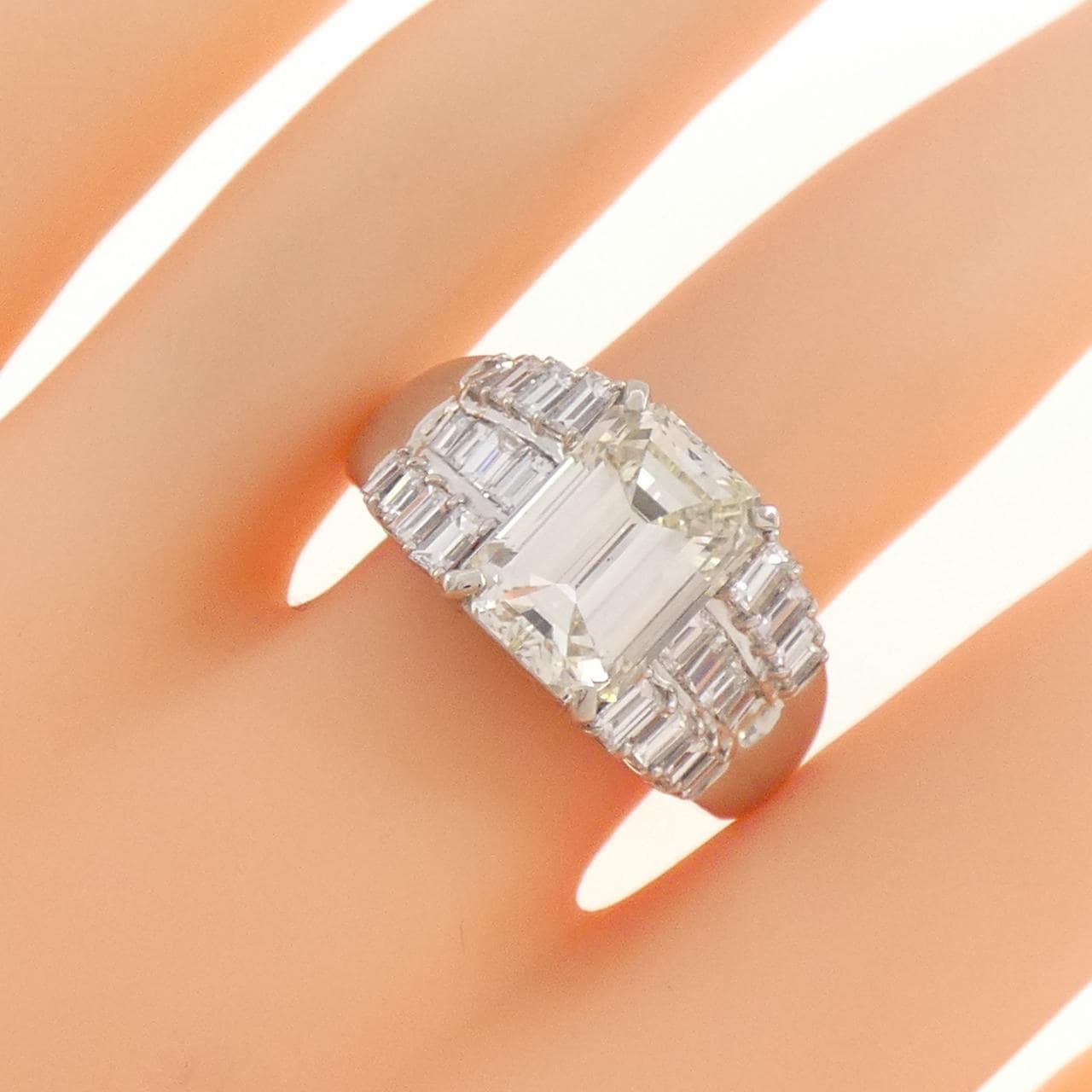 PT900 ダイヤモンド リング 5.021CT M VS2 エメラルドカット