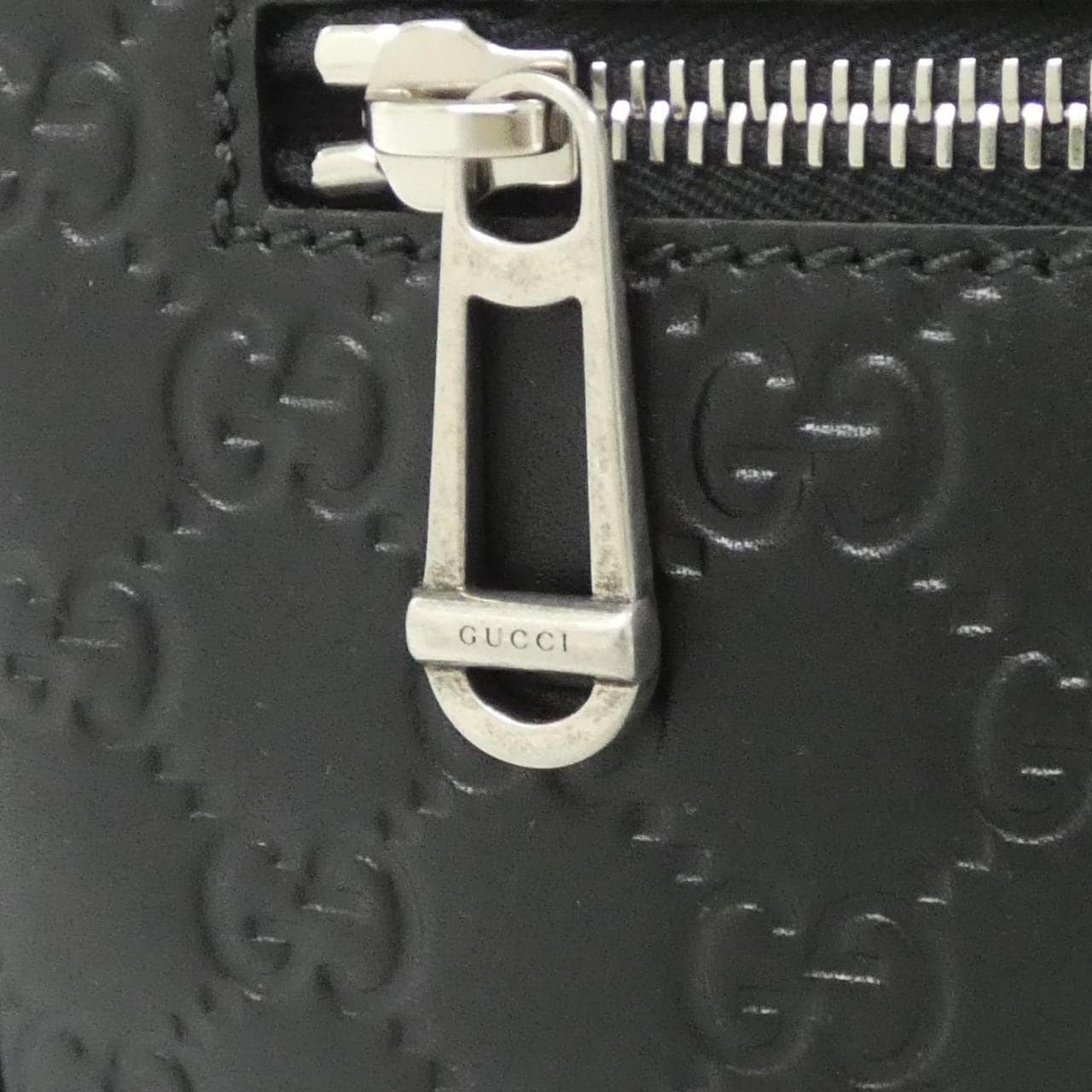 【新品】グッチ GG EMBLEM 850242 AAFOM ショルダーバッグ